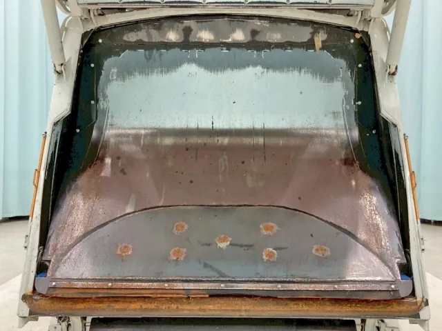 排出版の状態です。(下部は補強されています)|日野 レンジャー TKG-FC9JGAA(2WD)の写真15