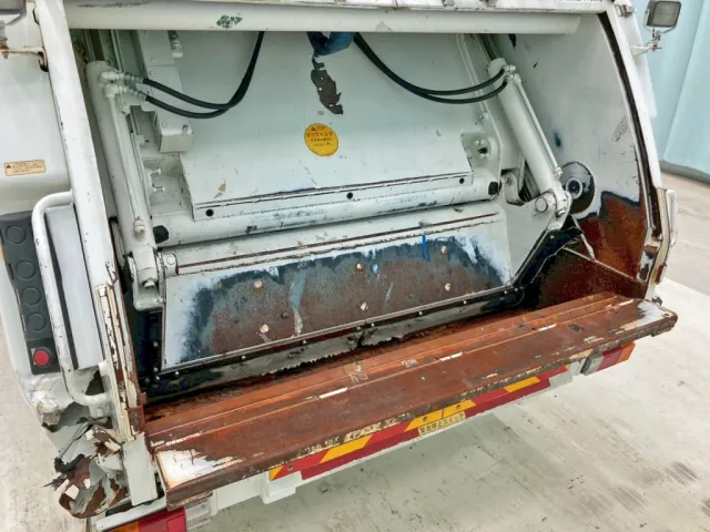 積み込み方式はプレス式です。|日野 レンジャー TKG-FC9JGAA(2WD)の写真18