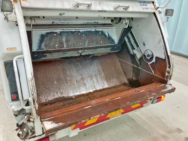 積み込み方式はプレス式です。|日野 レンジャー TKG-FC9JGAA(2WD)の写真19