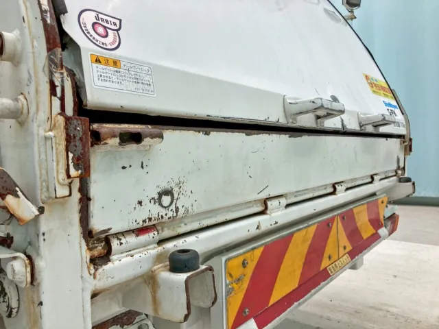 フロントテーブル助手席側のロックが欠損しています。|日野 レンジャー TKG-FC9JGAA(2WD)の写真24