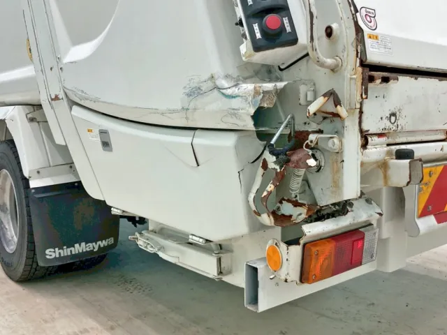 ボディー後方助手席側が破損しています。|日野 レンジャー TKG-FC9JGAA(2WD)の写真27