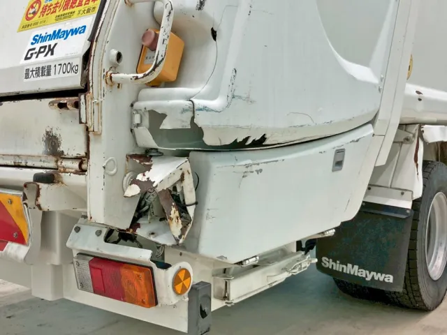 ボディー後方運転席側が破損しています。|日野 レンジャー TKG-FC9JGAA(2WD)の写真28