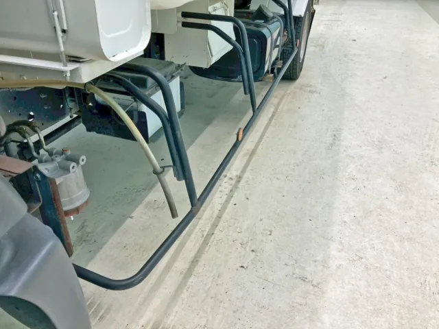 助手席側サイドバンパーに曲がりがあります。|日野 レンジャー TKG-FC9JGAA(2WD)の写真34