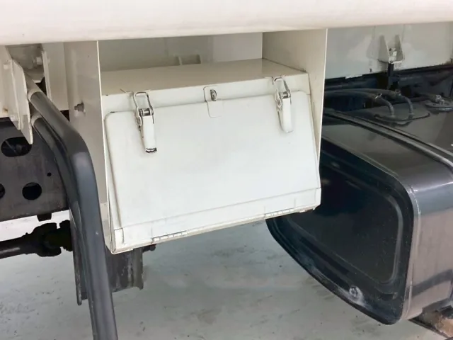 助手席側に工具箱が付いています。|日野 レンジャー TKG-FC9JGAA(2WD)の写真36