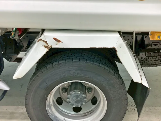 助手席側リヤフェンダーに歪み・サビがあります。|日野 レンジャー TKG-FC9JGAA(2WD)の写真37