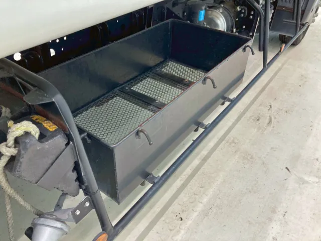 運転席側にりん木入れが付いています。|日野 レンジャー TKG-FC9JGAA(2WD)の写真38