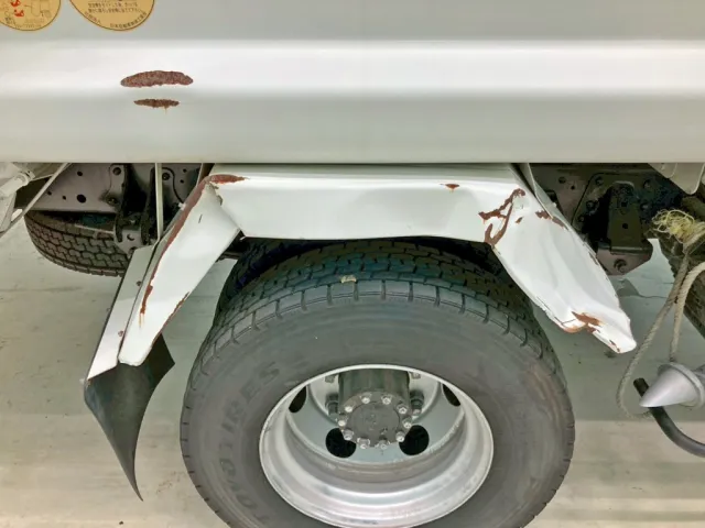 運転席側リヤフェンダーに歪み・サビがあります。|日野 レンジャー TKG-FC9JGAA(2WD)の写真39