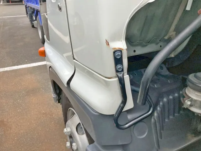 助手席側クォーターパネル下部に曲がりがあります。|日野 レンジャー TKG-FC9JGAA(2WD)の写真40