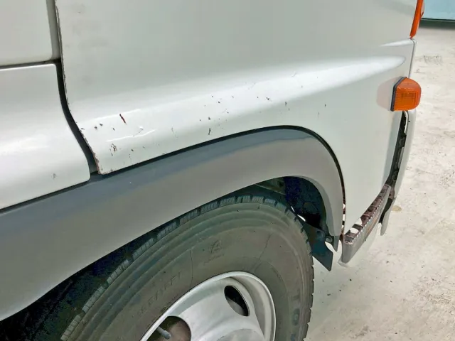 運転席ドアにキズ・サビがあります。|日野 レンジャー TKG-FC9JGAA(2WD)の写真44