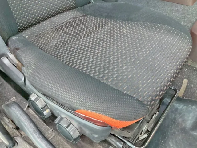 運転席座面にヘタリがあります。|日野 プロフィア 2DG-FS1AGAの写真8