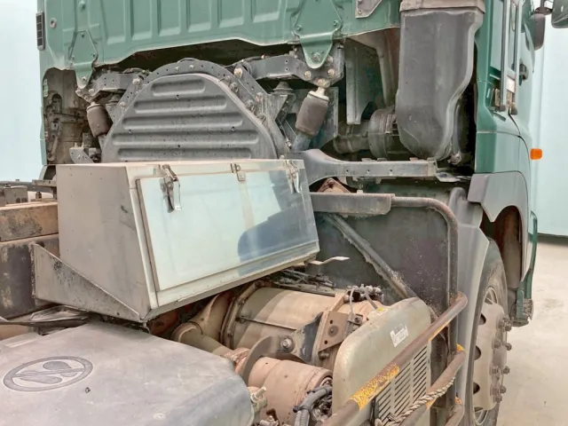 運転席側にステンレス製の工具箱が付いています。|日野 プロフィア 2DG-FS1AGAの写真18