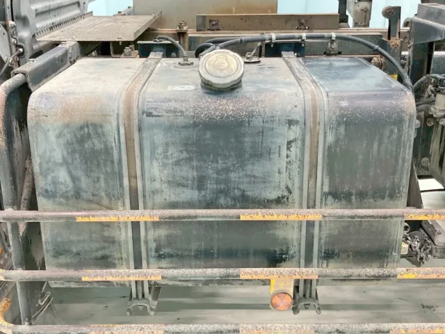 燃料タンクは300Lです。|日野 プロフィア 2DG-FS1AGAの写真25