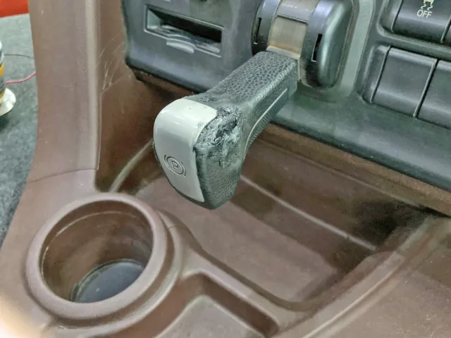 サイドブレーキの取っ手の状態です。|日野 プロフィア 2DG-FS1AGAの写真27