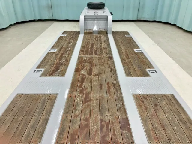 床は板張りです。(有効長：4.90m)|トレクス  PLR229AZの写真10