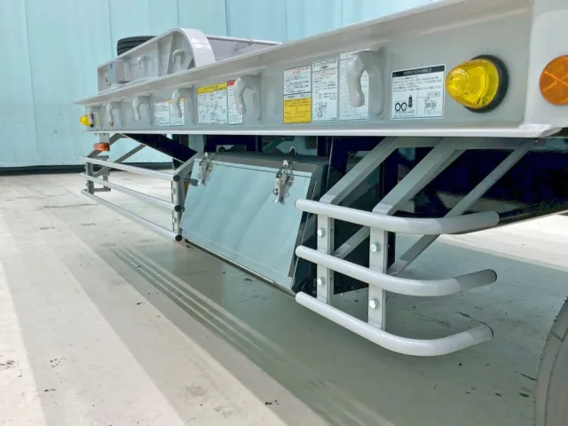 助手席側にステンレス製の工具箱が付いています。|トレクス  PLR229AZの写真20