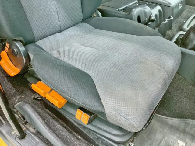 運転席座面にヘタリ・破れがあります。|日野 プロフィア QKG-FS1EKDAの写真8