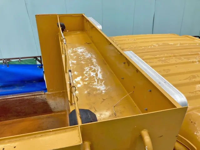 シートデッキの状態です。(ステーに曲がりがあります)|日野 プロフィア QKG-FS1EKDAの写真12