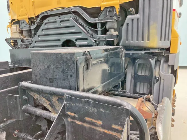 運転席側に工具箱が付いています。|日野 プロフィア QKG-FS1EKDAの写真19