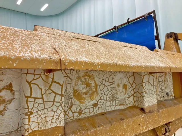 ヒサシに亀裂があります。(中央助手席側)|日野 プロフィア QKG-FS1EKDAの写真27