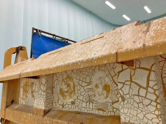 ヒサシに亀裂があります。(中央運転席側)|日野 プロフィア QKG-FS1EKDAの写真28