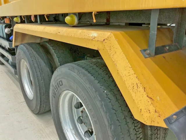 助手席側リヤフェンダーにキズ・サビがあります。|日野 プロフィア QKG-FS1EKDAの写真32