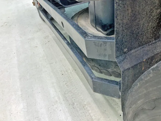 助手席側サイドバンパーに曲がりがあります。|日野 プロフィア QKG-FS1EKDAの写真34