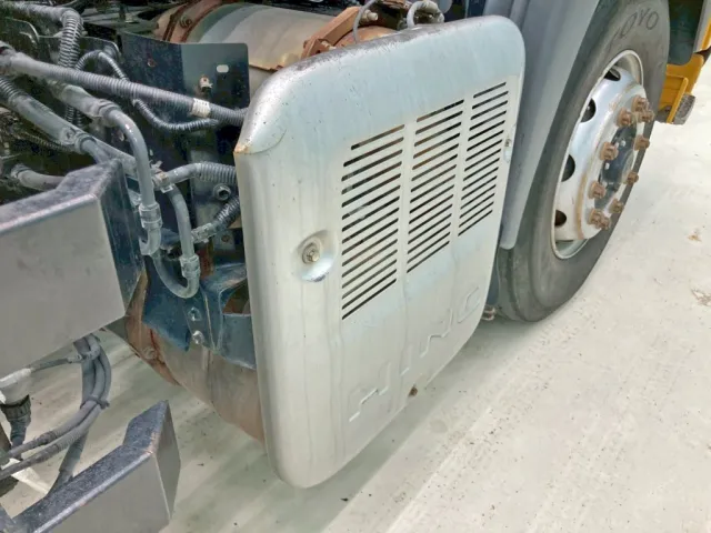 マフラーカバーに曲がり・亀裂があります。|日野 プロフィア QKG-FS1EKDAの写真36