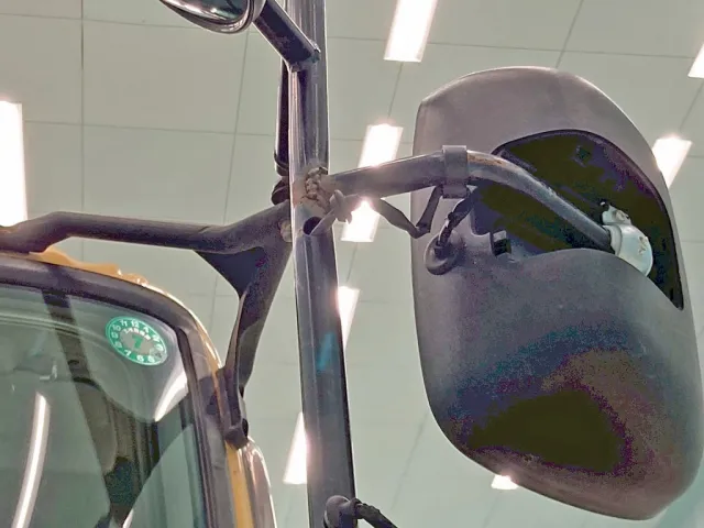 助手席側サイドミラーステーに少々曲がり・溶接跡があります。|日野 プロフィア QKG-FS1EKDAの写真38