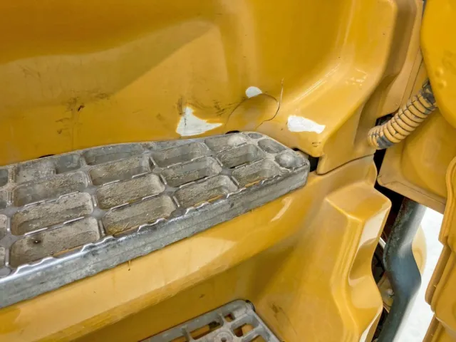 運転席側ドア内側ステップパネルに割れがあります。|日野 プロフィア QKG-FS1EKDAの写真43