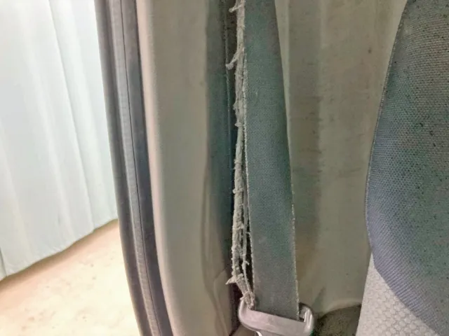 運転席側シートベルトが破れています。|日野 プロフィア QKG-FS1EKDAの写真47