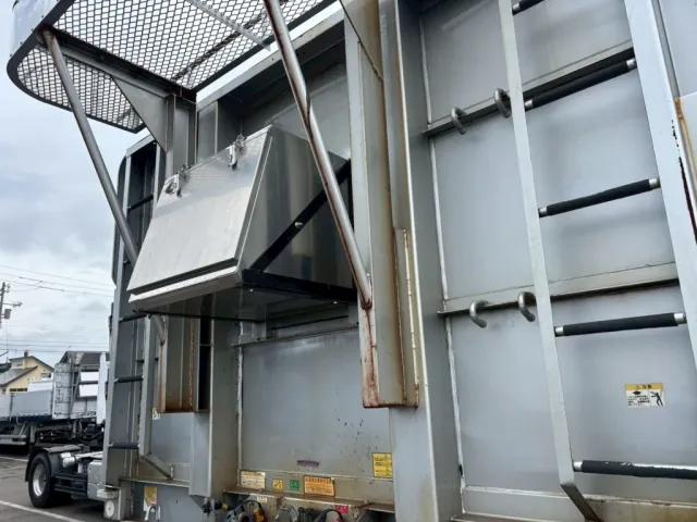 前壁中央上部にステンレス製の工具箱が付いています。|フルハーフ  DFPFH341Aの写真13