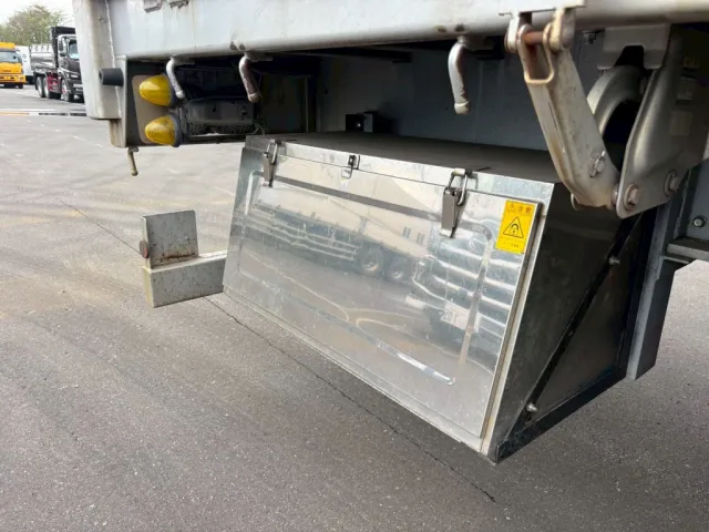 運転席側に工具箱が付いています。|フルハーフ  DFPFH341Aの写真17