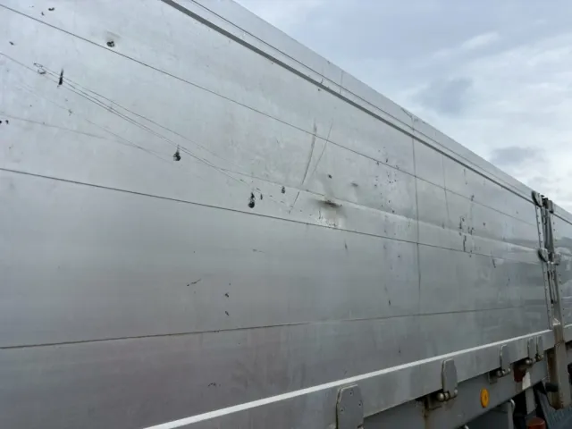 助手席側アオリ前方にヘコミ傷あります。|フルハーフ  DFPFH341Aの写真19