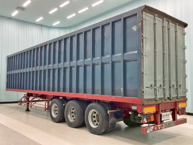 当該車両は、40フィートの海コントレーラにムービングフロアーを積載しています。|トレクス  NCCTB34081の写真1