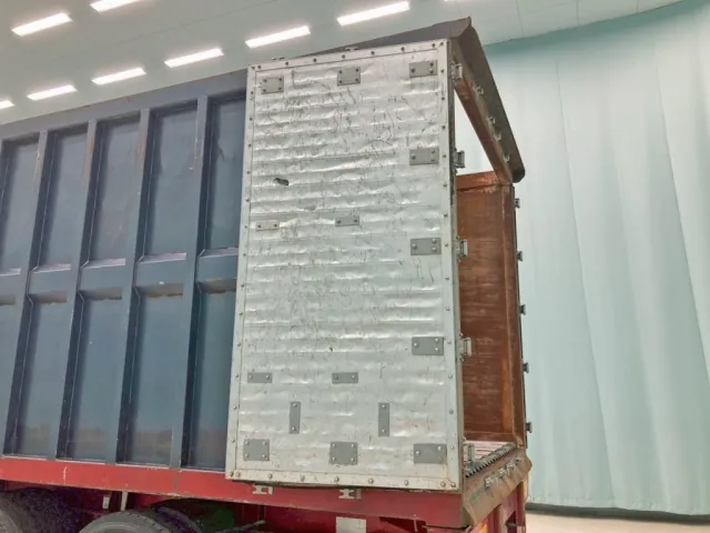 助手席側リヤドア内側にヘコミ・穴あきがあります。|トレクス  NCCTB34081の写真20