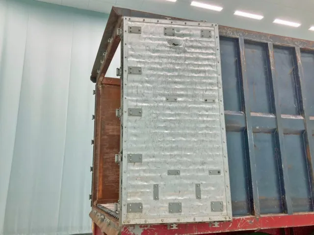 運転席側リヤドア内側にヘコミ・穴あきがあります。|トレクス  NCCTB34081の写真21