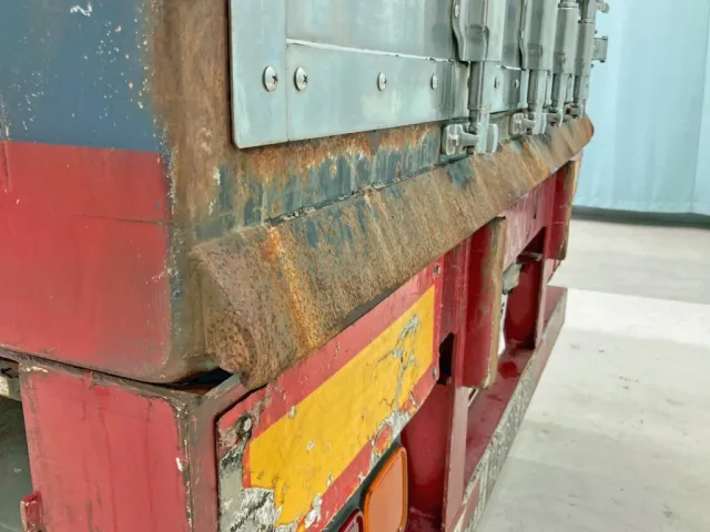 リヤレールの所々にヘコミがあります。(助手席側)|トレクス  NCCTB34081の写真22