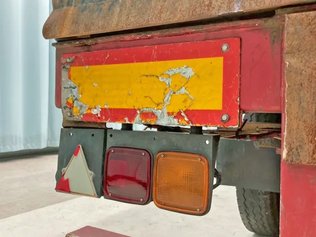 助手席側反射板に破れ、下部の三角板が破損しています。|トレクス  NCCTB34081の写真25