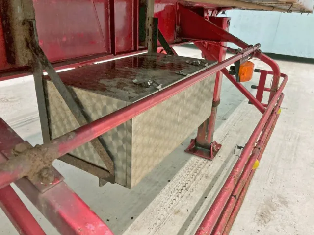 運転席側にウロコステンの工具箱が付いています。|トレクス  NCCTB34081の写真32