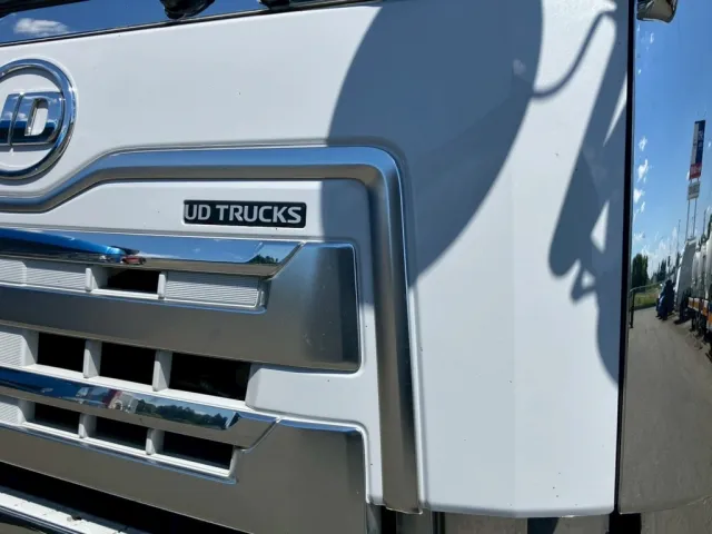 フロントパネルにキズ・サビがあります。|UDトラックス クオン 2PG-GK5AADの写真15