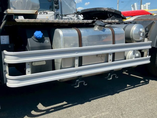 助手席側サイドバンパーにキズ・サビがあります。|UDトラックス クオン 2PG-GK5AADの写真16