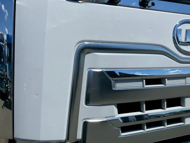 フロントパネルにキズ・サビ・ヘコミがあります。|UDトラックス クオン 2PG-GK5AADの写真19