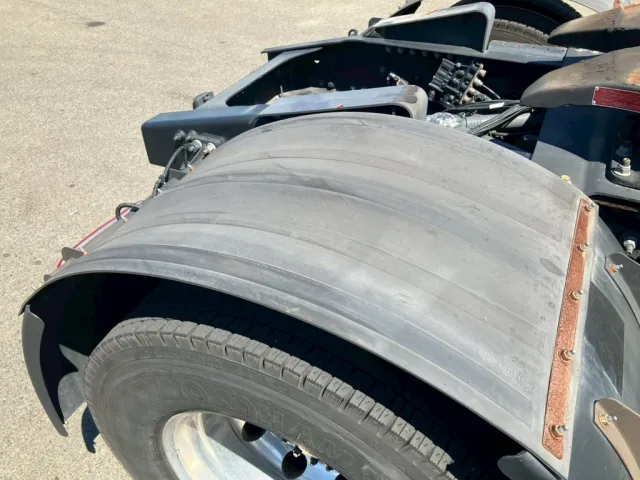 運転席側リヤフェンダーにキズがあります。|UDトラックス クオン 2PG-GK5AADの写真24