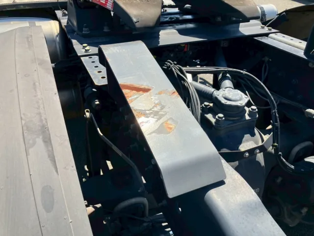 左側ガイドレールにキズ・サビがあります。|UDトラックス クオン 2PG-GK5AADの写真26