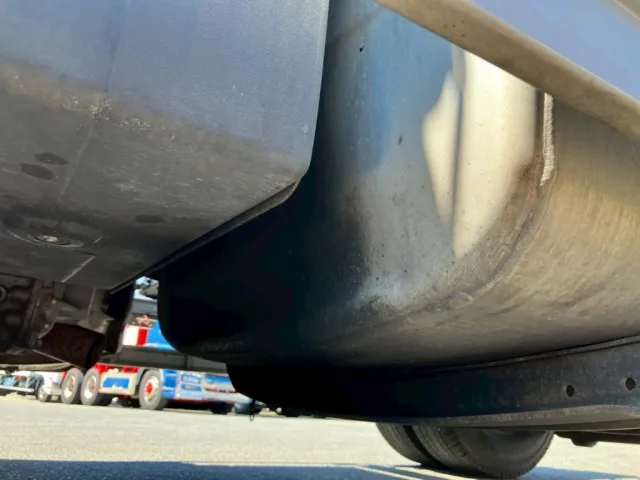 燃料タンク左側下部にヘコミがあります。|UDトラックス クオン 2PG-GK5AADの写真28