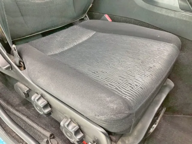 運転席座面にヘタリがあります。|三菱 スーパーグレート 2PG-FU74HZの写真8