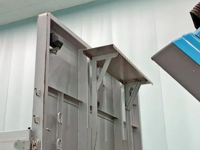 前壁上部に足場が付いています。|三菱 スーパーグレート 2PG-FU74HZの写真13