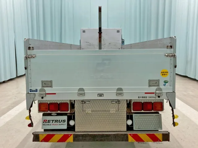 リヤアオリにシールはがし跡があります。|三菱 スーパーグレート 2PG-FU74HZの写真14