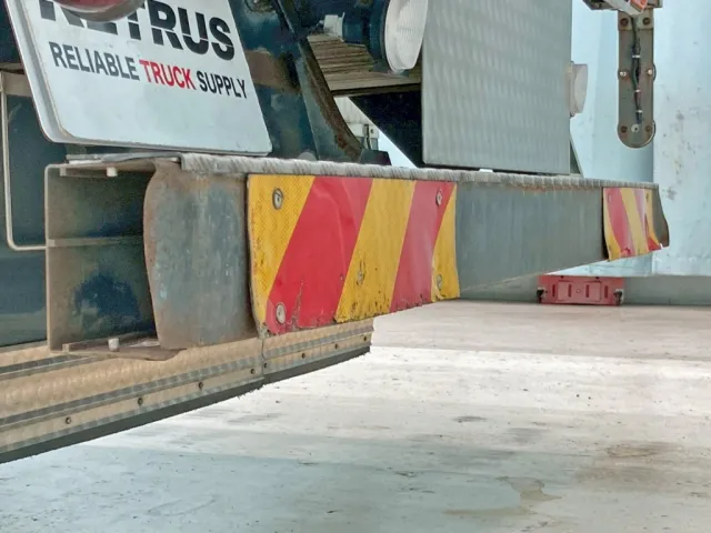 リヤバンパー助手席側に曲がりがあります。|三菱 スーパーグレート 2PG-FU74HZの写真16