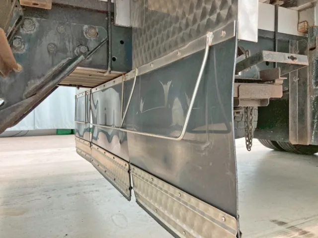 運転席側泥除けステーに曲がりがあります。|三菱 スーパーグレート 2PG-FU74HZの写真25